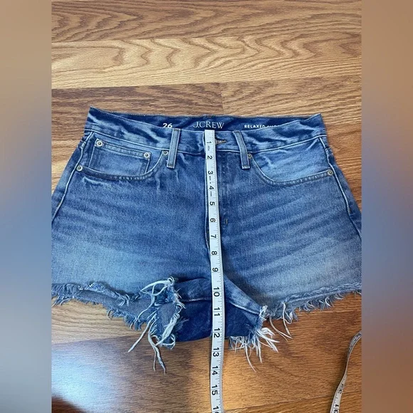 J.Crew Relaxed Jean Shorts in a medium wash with a frayed hem Size 26 - Picture 6 of 8